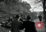 Standbild deutsche Zivilisten am östlichen Ufer der Mulde Grimma Deutschland, 1945, aus Sekunde 15 historischem Filmmaterial Videoclip 65675073903