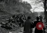Standbild deutsche Zivilisten am östlichen Ufer der Mulde Grimma Deutschland, 1945, aus Sekunde 16 historischem Filmmaterial Videoclip 65675073903