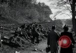 Standbild deutsche Zivilisten am östlichen Ufer der Mulde Grimma Deutschland, 1945, aus Sekunde 17 historischem Filmmaterial Videoclip 65675073903