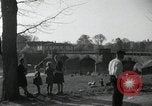 Standbild deutsche Zivilisten am östlichen Ufer der Mulde Grimma Deutschland, 1945, aus Sekunde 21 historischem Filmmaterial Videoclip 65675073903