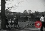 Standbild deutsche Zivilisten am östlichen Ufer der Mulde Grimma Deutschland, 1945, aus Sekunde 22 historischem Filmmaterial Videoclip 65675073903