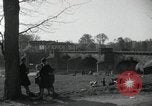 Standbild deutsche Zivilisten am östlichen Ufer der Mulde Grimma Deutschland, 1945, aus Sekunde 23 historischem Filmmaterial Videoclip 65675073903
