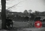 Standbild deutsche Zivilisten am östlichen Ufer der Mulde Grimma Deutschland, 1945, aus Sekunde 24 historischem Filmmaterial Videoclip 65675073903