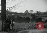 Standbild deutsche Zivilisten am östlichen Ufer der Mulde Grimma Deutschland, 1945, aus Sekunde 25 historischem Filmmaterial Videoclip 65675073903