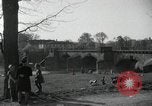 Standbild deutsche Zivilisten am östlichen Ufer der Mulde Grimma Deutschland, 1945, aus Sekunde 26 historischem Filmmaterial Videoclip 65675073903