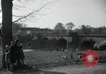 Standbild deutsche Zivilisten am östlichen Ufer der Mulde Grimma Deutschland, 1945, aus Sekunde 27 historischem Filmmaterial Videoclip 65675073903