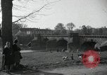 Standbild deutsche Zivilisten am östlichen Ufer der Mulde Grimma Deutschland, 1945, aus Sekunde 28 historischem Filmmaterial Videoclip 65675073903