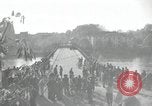 Standbild deutsche Zivilisten am östlichen Ufer der Mulde Grimma Deutschland, 1945, aus Sekunde 29 historischem Filmmaterial Videoclip 65675073903