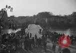 Standbild deutsche Zivilisten am östlichen Ufer der Mulde Grimma Deutschland, 1945, aus Sekunde 30 historischem Filmmaterial Videoclip 65675073903