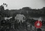 Standbild deutsche Zivilisten am östlichen Ufer der Mulde Grimma Deutschland, 1945, aus Sekunde 31 historischem Filmmaterial Videoclip 65675073903