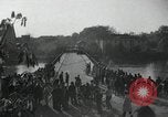 Standbild deutsche Zivilisten am östlichen Ufer der Mulde Grimma Deutschland, 1945, aus Sekunde 32 historischem Filmmaterial Videoclip 65675073903