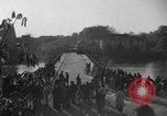 Standbild deutsche Zivilisten am östlichen Ufer der Mulde Grimma Deutschland, 1945, aus Sekunde 33 historischem Filmmaterial Videoclip 65675073903