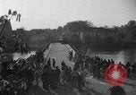 Standbild deutsche Zivilisten am östlichen Ufer der Mulde Grimma Deutschland, 1945, aus Sekunde 35 historischem Filmmaterial Videoclip 65675073903
