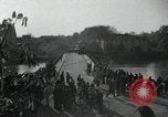 Standbild deutsche Zivilisten am östlichen Ufer der Mulde Grimma Deutschland, 1945, aus Sekunde 36 historischem Filmmaterial Videoclip 65675073903