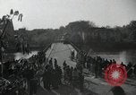 Standbild deutsche Zivilisten am östlichen Ufer der Mulde Grimma Deutschland, 1945, aus Sekunde 37 historischem Filmmaterial Videoclip 65675073903