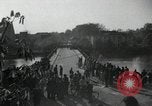 Standbild deutsche Zivilisten am östlichen Ufer der Mulde Grimma Deutschland, 1945, aus Sekunde 38 historischem Filmmaterial Videoclip 65675073903