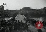 Standbild deutsche Zivilisten am östlichen Ufer der Mulde Grimma Deutschland, 1945, aus Sekunde 39 historischem Filmmaterial Videoclip 65675073903