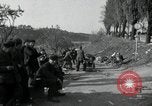 Standbild deutsche Zivilisten am östlichen Ufer der Mulde Grimma Deutschland, 1945, aus Sekunde 40 historischem Filmmaterial Videoclip 65675073903