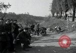 Standbild deutsche Zivilisten am östlichen Ufer der Mulde Grimma Deutschland, 1945, aus Sekunde 41 historischem Filmmaterial Videoclip 65675073903