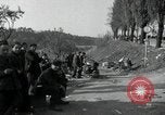 Standbild deutsche Zivilisten am östlichen Ufer der Mulde Grimma Deutschland, 1945, aus Sekunde 42 historischem Filmmaterial Videoclip 65675073903