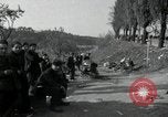 Standbild deutsche Zivilisten am östlichen Ufer der Mulde Grimma Deutschland, 1945, aus Sekunde 43 historischem Filmmaterial Videoclip 65675073903