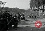 Standbild deutsche Zivilisten am östlichen Ufer der Mulde Grimma Deutschland, 1945, aus Sekunde 44 historischem Filmmaterial Videoclip 65675073903