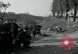 Standbild deutsche Zivilisten am östlichen Ufer der Mulde Grimma Deutschland, 1945, aus Sekunde 45 historischem Filmmaterial Videoclip 65675073903