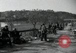 Standbild deutsche Zivilisten am östlichen Ufer der Mulde Grimma Deutschland, 1945, aus Sekunde 46 historischem Filmmaterial Videoclip 65675073903