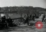 Standbild deutsche Zivilisten am östlichen Ufer der Mulde Grimma Deutschland, 1945, aus Sekunde 47 historischem Filmmaterial Videoclip 65675073903