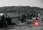 Standbild deutsche Zivilisten am östlichen Ufer der Mulde Grimma Deutschland, 1945, aus Sekunde 48 historischem Filmmaterial Videoclip 65675073903