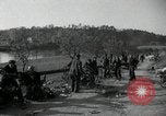 Standbild deutsche Zivilisten am östlichen Ufer der Mulde Grimma Deutschland, 1945, aus Sekunde 50 historischem Filmmaterial Videoclip 65675073903