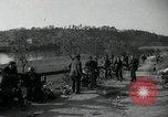 Standbild deutsche Zivilisten am östlichen Ufer der Mulde Grimma Deutschland, 1945, aus Sekunde 51 historischem Filmmaterial Videoclip 65675073903