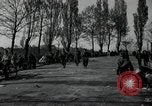 Standbild deutsche Zivilisten am östlichen Ufer der Mulde Grimma Deutschland, 1945, aus Sekunde 52 historischem Filmmaterial Videoclip 65675073903