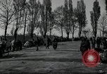 Standbild deutsche Zivilisten am östlichen Ufer der Mulde Grimma Deutschland, 1945, aus Sekunde 53 historischem Filmmaterial Videoclip 65675073903