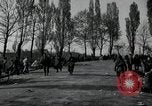 Standbild deutsche Zivilisten am östlichen Ufer der Mulde Grimma Deutschland, 1945, aus Sekunde 54 historischem Filmmaterial Videoclip 65675073903
