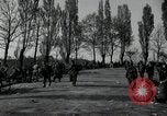 Standbild deutsche Zivilisten am östlichen Ufer der Mulde Grimma Deutschland, 1945, aus Sekunde 55 historischem Filmmaterial Videoclip 65675073903