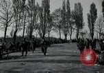 Standbild deutsche Zivilisten am östlichen Ufer der Mulde Grimma Deutschland, 1945, aus Sekunde 56 historischem Filmmaterial Videoclip 65675073903