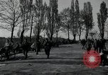 Standbild deutsche Zivilisten am östlichen Ufer der Mulde Grimma Deutschland, 1945, aus Sekunde 57 historischem Filmmaterial Videoclip 65675073903