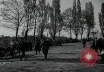 Standbild deutsche Zivilisten am östlichen Ufer der Mulde Grimma Deutschland, 1945, aus Sekunde 58 historischem Filmmaterial Videoclip 65675073903