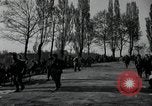 Standbild deutsche Zivilisten am östlichen Ufer der Mulde Grimma Deutschland, 1945, aus Sekunde 59 historischem Filmmaterial Videoclip 65675073903