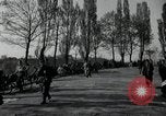 Standbild deutsche Zivilisten am östlichen Ufer der Mulde Grimma Deutschland, 1945, aus Sekunde 60 historischem Filmmaterial Videoclip 65675073903