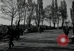 Standbild deutsche Zivilisten am östlichen Ufer der Mulde Grimma Deutschland, 1945, aus Sekunde 61 historischem Filmmaterial Videoclip 65675073903