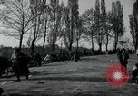 Standbild deutsche Zivilisten am östlichen Ufer der Mulde Grimma Deutschland, 1945, aus Sekunde 62 historischem Filmmaterial Videoclip 65675073903