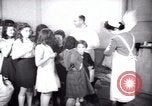 Immagine di Jewish i bambini rifugiati Haifa in Palestina, 1945, secondo 3 filmato di repertorio 65675073936