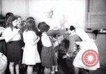 Immagine di Jewish i bambini rifugiati Haifa in Palestina, 1945, secondo 10 filmato di repertorio 65675073936