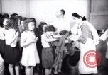 Immagine di Jewish i bambini rifugiati Haifa in Palestina, 1945, secondo 15 filmato di repertorio 65675073936