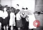 Immagine di Jewish i bambini rifugiati Haifa in Palestina, 1945, secondo 23 filmato di repertorio 65675073936