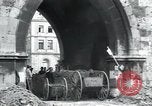 Immagine di Civili tedesco Regensburg Germania, 1945, secondo 23 filmato di repertorio 65675073951