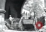 Immagine di Civili tedesco Regensburg Germania, 1945, secondo 30 filmato di repertorio 65675073951