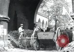 Immagine di Civili tedesco Regensburg Germania, 1945, secondo 32 filmato di repertorio 65675073951